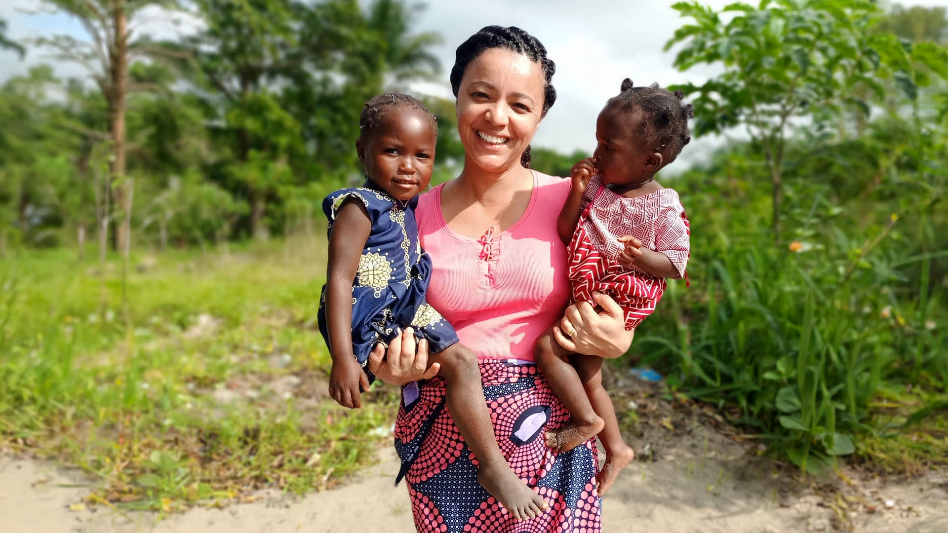 Criança sendo ajudada